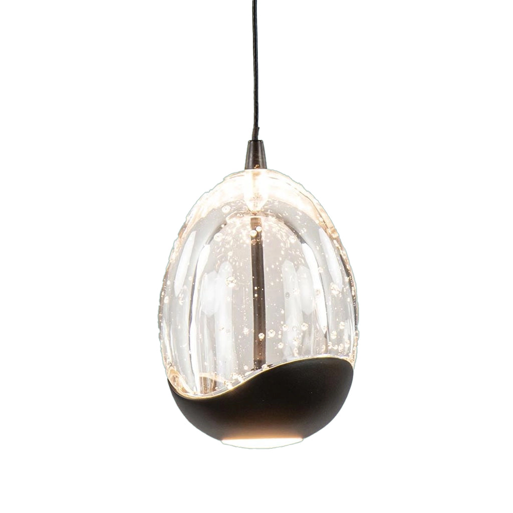 Hanglamp met eigentijds ontwerp in eivorm, vervaardigd uit helder glas met luchtbel-effect en een zwarte onderzijde, gefotografeerd in vooraanzicht tegen een witte achtergrond.