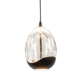 Hanglamp met eigentijds ontwerp in eivorm, vervaardigd uit helder glas met luchtbel-effect en een zwarte onderzijde, gefotografeerd in vooraanzicht tegen een witte achtergrond.