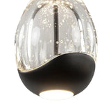 Close-up vooraanzicht van een moderne LED hanglamp met bubbeltjesglas en zwarte afwerking aan de onderzijde, waarin het licht subtiel naar beneden schijnt.