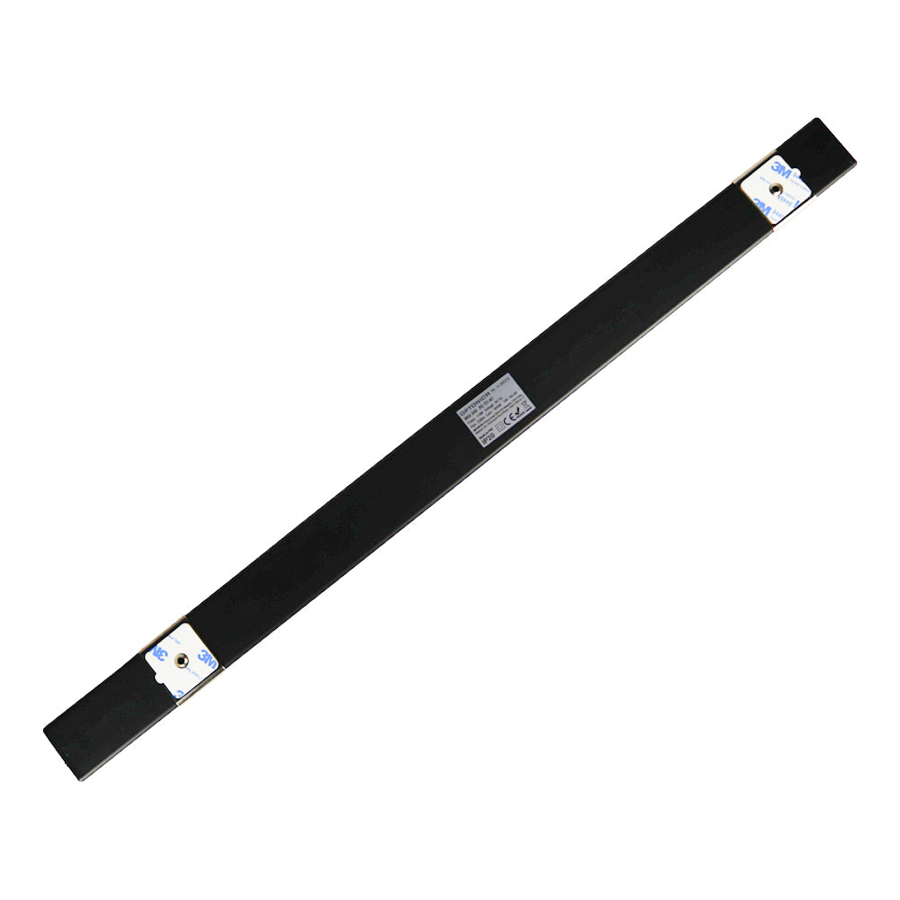 Zijaanzicht van een zwarte lineaire LED-sensorbalk met montagestickers en identificatielabel, geschikt voor industriële of automatische detectietoepassingen.