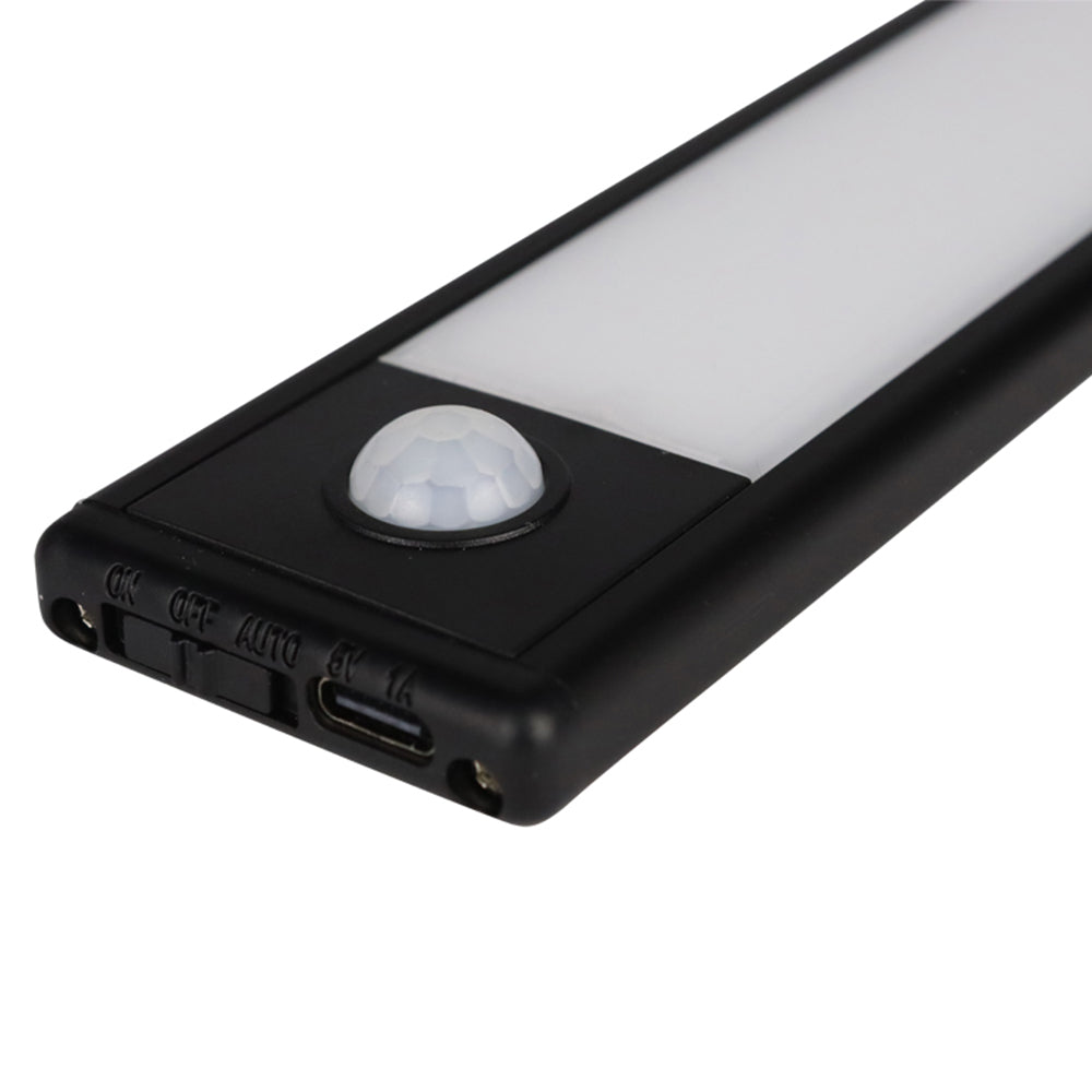 LED kastverlichting met bewegingssensor – close-up zijaanzicht van een rechthoekige, oplaadbare LED-striplamp met aan/uit/automatische schakelaar, PIR-sensor en USB-C oplaadpoort.