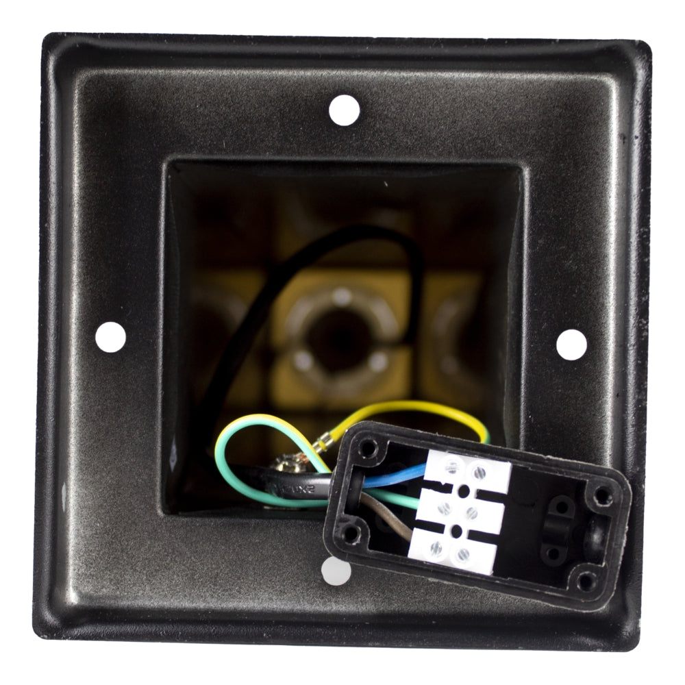 Bovenaanzicht van een zwarte vierkante inbouwspotbehuizing met open binnenzijde en zichtbare bedrading en aansluitblokje.