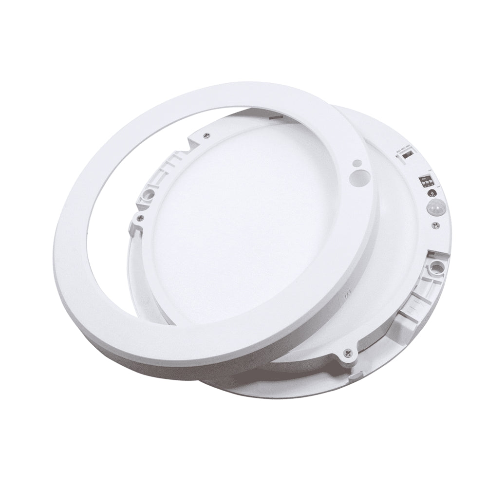Wit LED plafondpaneel met afneembare ring, zichtbaar vanuit een schuine bovenaanzicht, geschikt voor inbouw of opbouw montage.