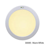 Ronde LED plafondlamp met bewegingssensor in warm wit licht (3000K), vooraanzicht.