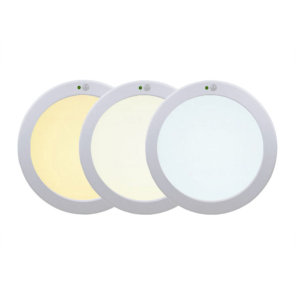 Drie ronde LED plafondlampen met bewegingssensor, weergegeven in vooraanzicht, elk met verschillende lichtkleuren: warm wit, neutraal wit en koel wit.