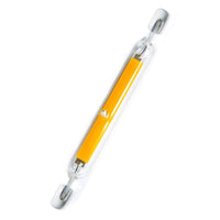 Close-up vooraanzicht van een LED R7S staaflamp met gele coating, geïsoleerd op een witte achtergrond, ontworpen voor gebruik in schijnwerpers en wandlampen.