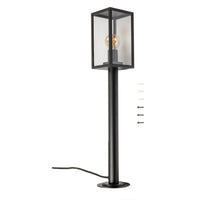 Staande buitenlamp met modern zwart frame en transparante glazen kap, frontaal aanzicht, inclusief montagemateriaal en zichtbaar stroomkabel.