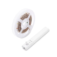 LED lichtstrip rol met witte afstandsbediening en bewegingssensor, schuin bovenaanzicht op witte achtergrond.