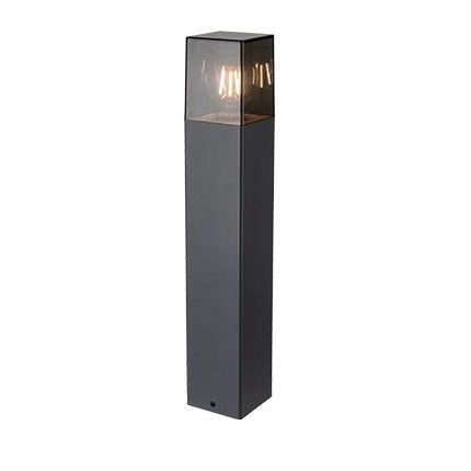 Moderne vierkante zwarte buitenlamp met helder glazen bovenzijde en zichtbare lichtbron, frontaal schuin aanzicht.