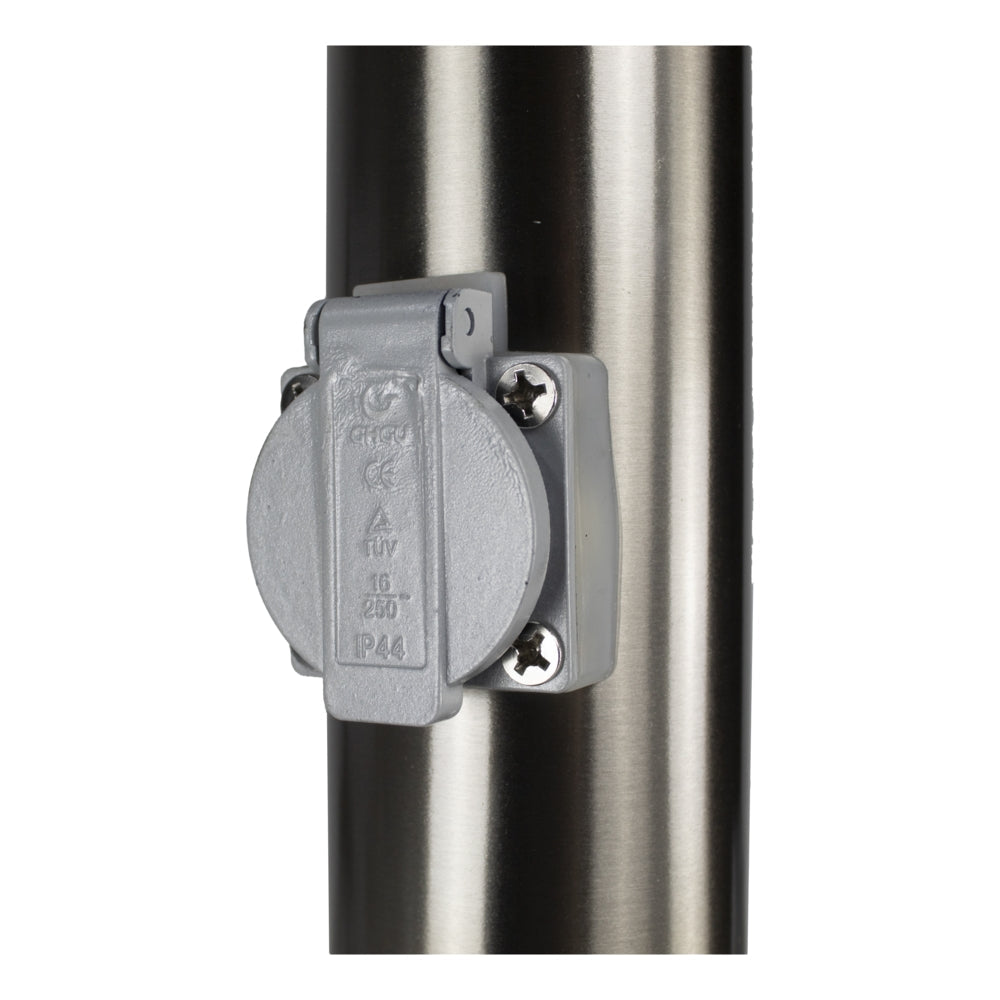 Close-up vooraanzicht van een roestvrijstalen buitenstopcontactpaal met grijs afgedekte IP44 geaarde stopcontact, geschikt voor gebruik in tuin of oprit.