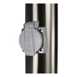 Close-up vooraanzicht van een roestvrijstalen buitenstopcontactpaal met grijs afgedekte IP44 geaarde stopcontact, geschikt voor gebruik in tuin of oprit.