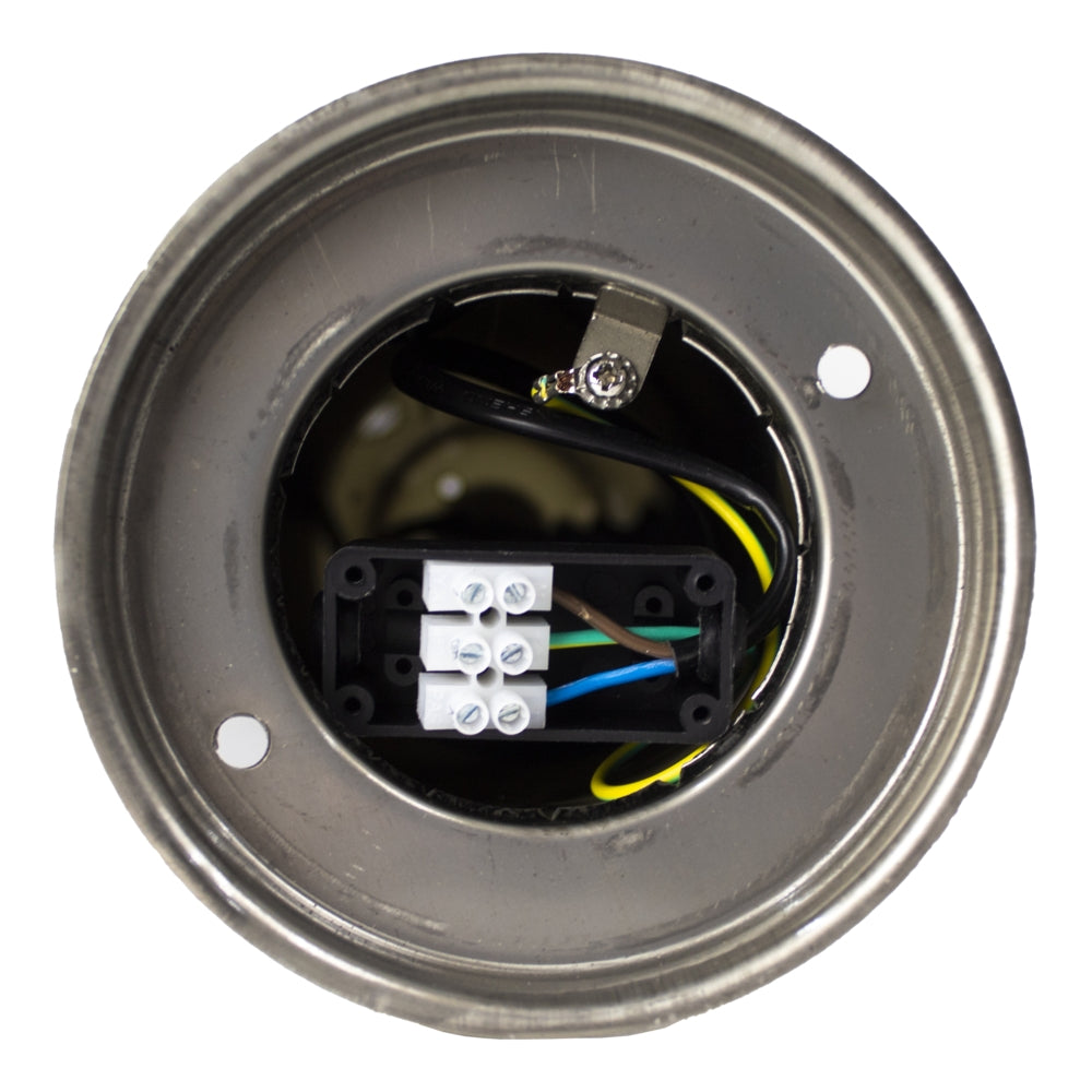 Close-up onderaanzicht van een metalen plafondlamp fitting met zichtbare elektrische bedrading en kroonsteen aansluiting.