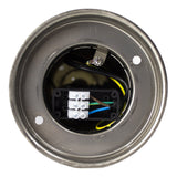 Close-up onderaanzicht van een metalen plafondlamp fitting met zichtbare elektrische bedrading en kroonsteen aansluiting.