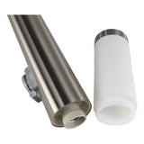 Close-up zijaanzicht van een RVS zeepdispenser met afneembare navulbare zeepcontainer, geschikt voor wandmontage in moderne badkamers of keukens.