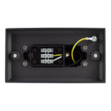 Detailaanzicht van de achterkant van een zwarte wandlampbehuizing met zicht op het interne aansluitblok en aardedraad.