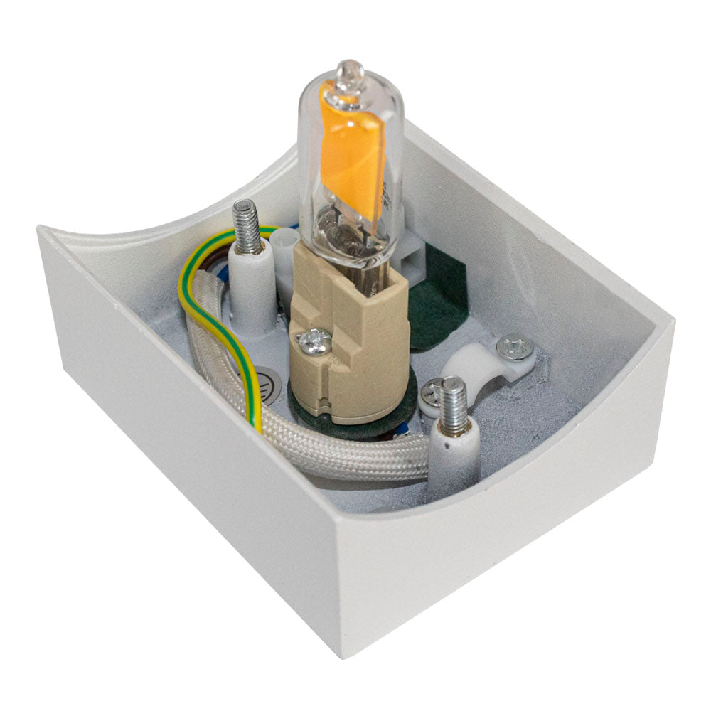 Close-up bovenaanzicht van een LED wandlamp fitting in een witte metalen behuizing, met zichtbare bedrading, schroefpunten en G9 LED-lamp.