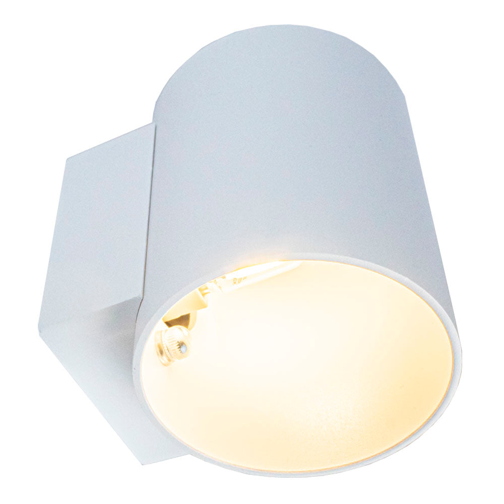Witte cilindervormige wandlamp met moderne uitstraling, zichtbaar vanuit een schuine onderaanzicht waarbij de binnenzijde en lichtbron duidelijk te zien zijn.