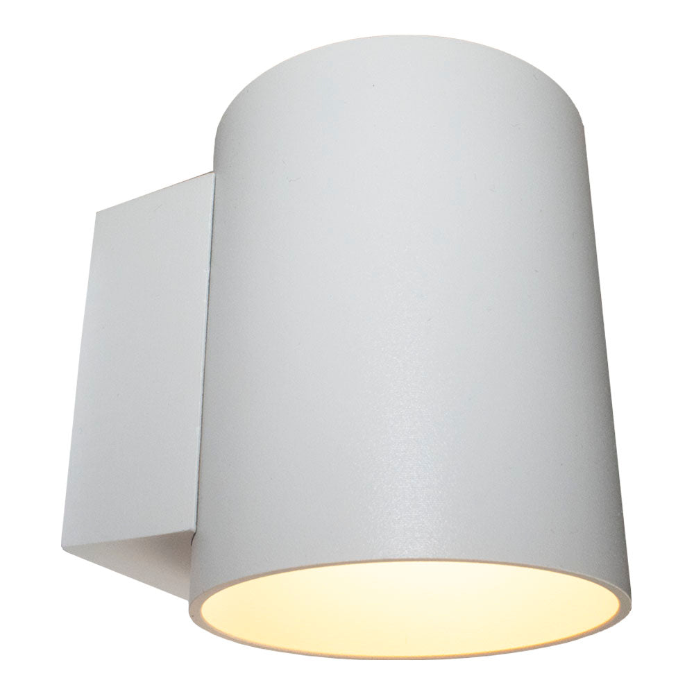 Witte moderne wandlamp met cilindrisch ontwerp, onderaanzicht met warme lichtuitstraling – ideaal voor binnen- en buitengebruik.