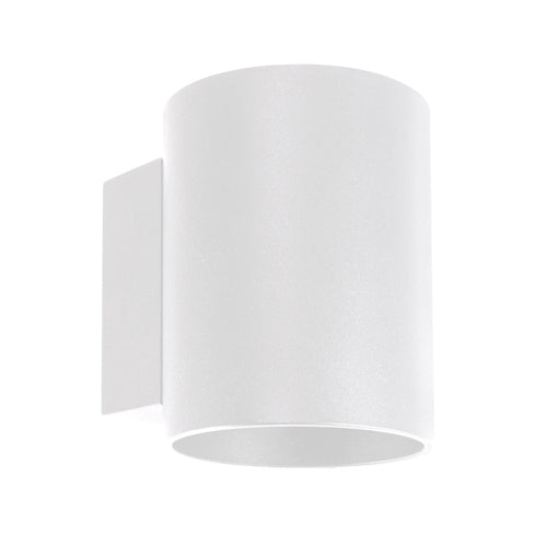 Witte moderne wandlamp met cilindrisch ontwerp, frontaal schuin van voren gezien – ideale keuze voor sfeervolle binnen- of buitenverlichting.