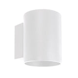 Witte moderne wandlamp met cilindrisch ontwerp, frontaal schuin van voren gezien – ideale keuze voor sfeervolle binnen- of buitenverlichting.