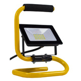 Draagbare LED bouwlamp met geel frame en handvat, schuin vooraanzicht op witte achtergrond.