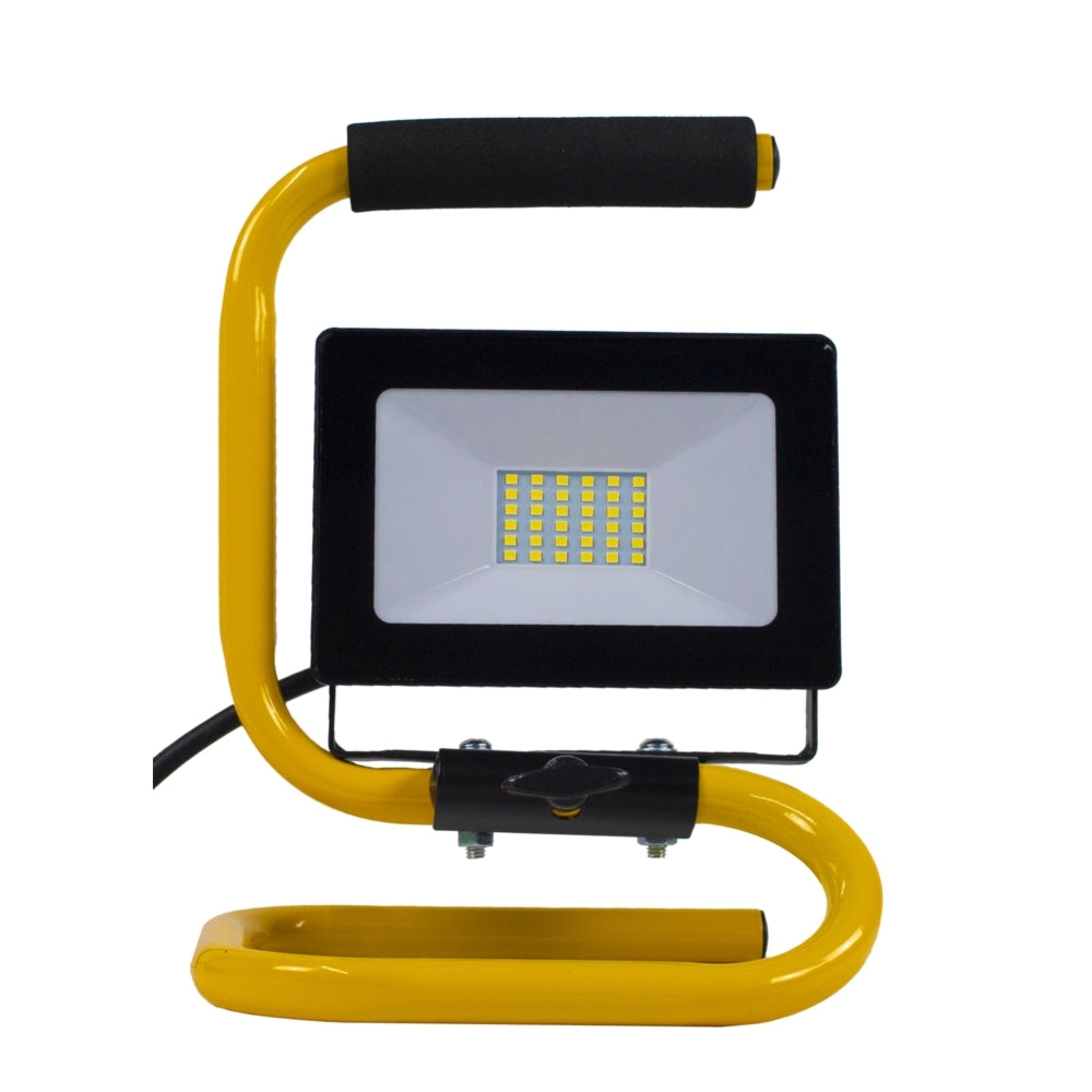 LED bouwlamp met handvat – vooraanzicht van draagbare gele LED werklamp met zwart frame en geïntegreerde LED-module, gemonteerd op een U-vormige standaard.