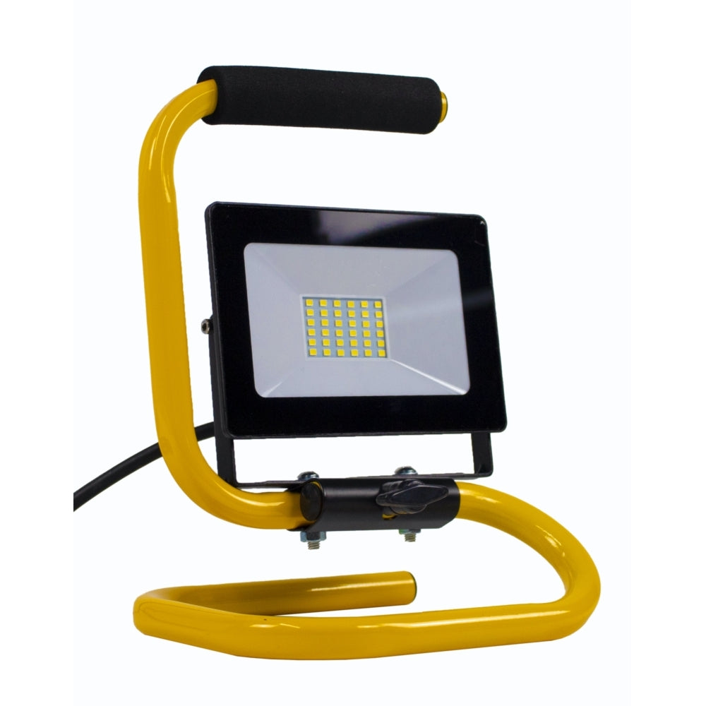 Draagbare LED bouwlamp met gele standaard en handvat, vooraanzicht van de werklamp met zicht op de LED-panelen en stevige metalen beugel.