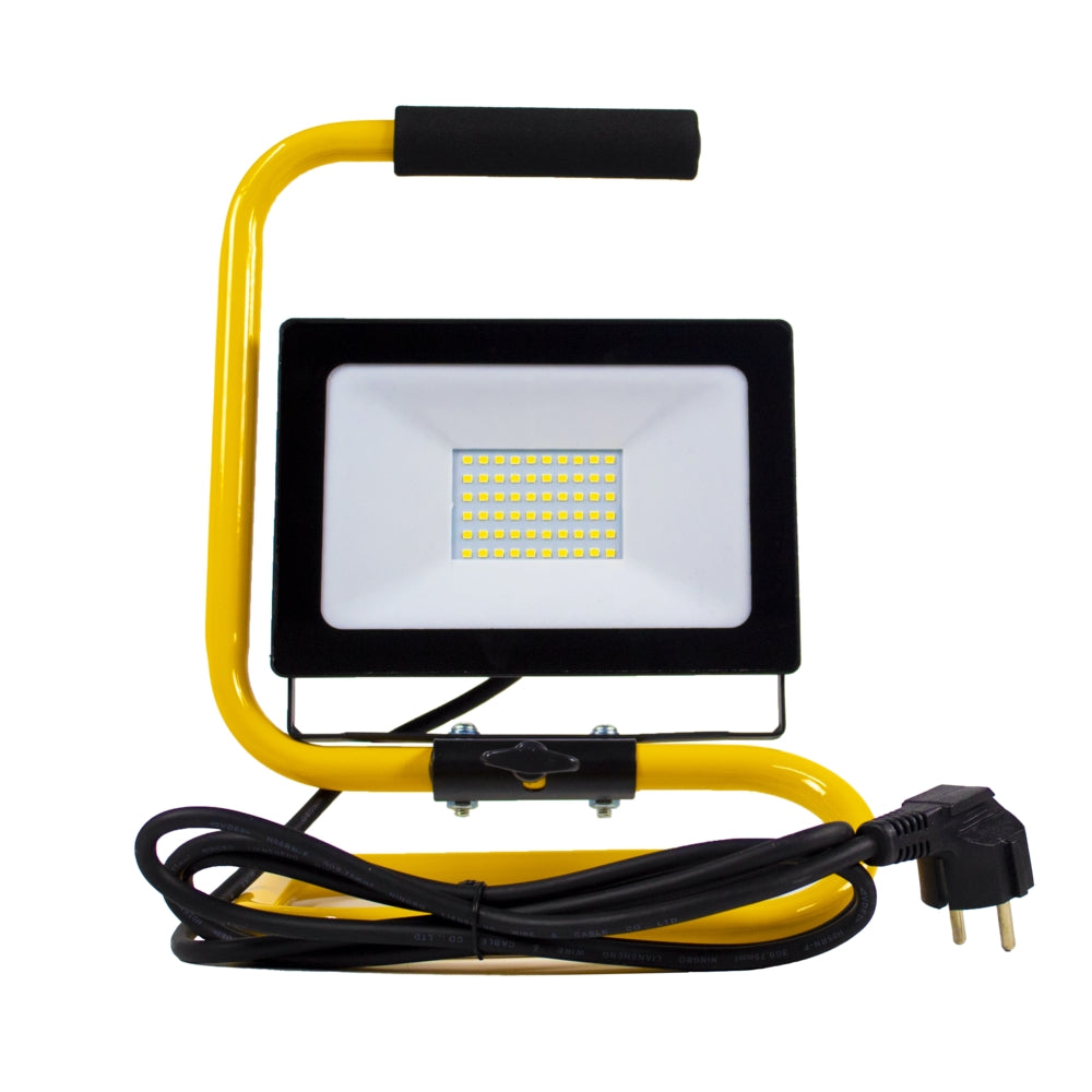 LED bouwlamp met geel handvat en stevig frame, vooraanzicht met zichtbaar netsnoer en zwarte stekker, ideaal voor gebruik op bouwplaatsen of tijdens kluswerk.
