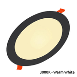 Ronde zwarte LED inbouwspot met warme witte lichtkleur (3000K), schuin van voren weergegeven met zicht op lichtoppervlak en bevestigingsclips.