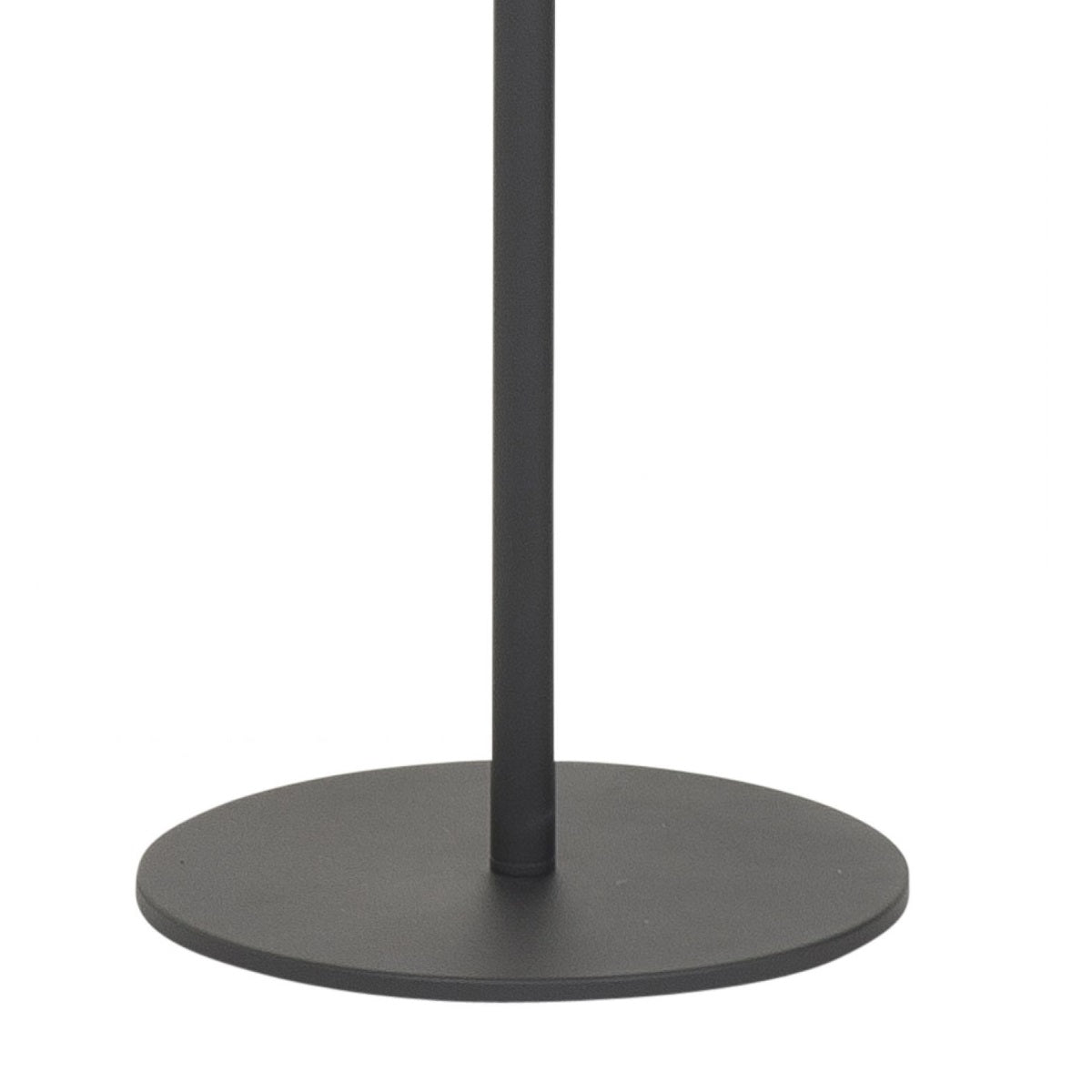 Zwarte metalen ronde voet van een staande lamp, gefotografeerd in recht vooraanzicht tegen een witte achtergrond.
