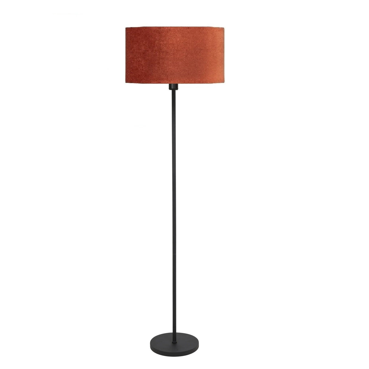 Staande lamp met zwarte metalen voet en rechte staander, voorzien van een roestbruine velvet lampenkap in cilindervorm, gefotografeerd vanuit een frontaal aanzicht tegen een witte achtergrond.