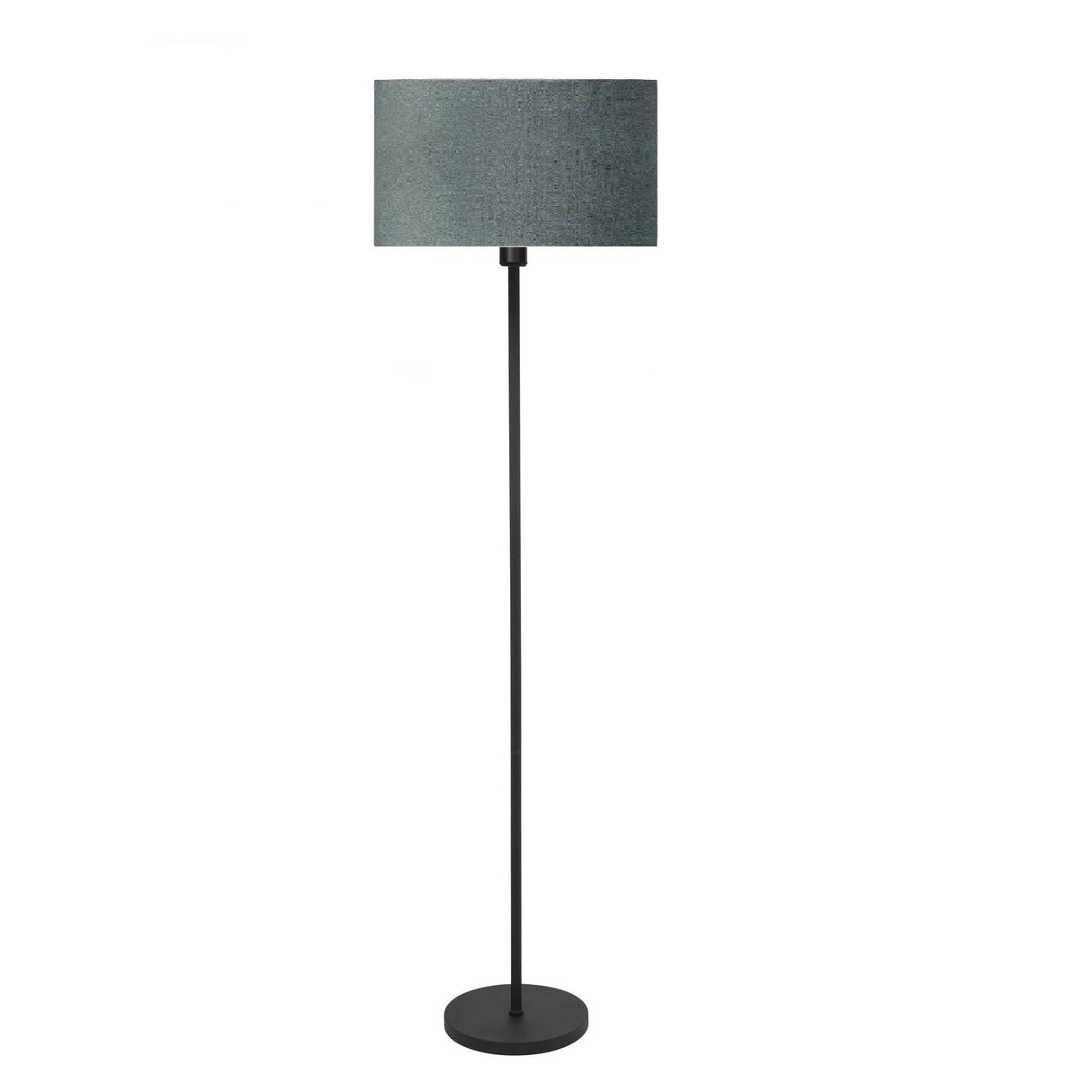 Staande lamp met zwarte metalen voet en rechte staander, voorzien van een cilindervormige grijze stoffen lampenkap, frontaal aanzicht.