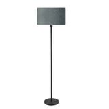 Staande lamp met zwarte metalen voet en rechte staander, voorzien van een cilindervormige grijze stoffen lampenkap, frontaal aanzicht.