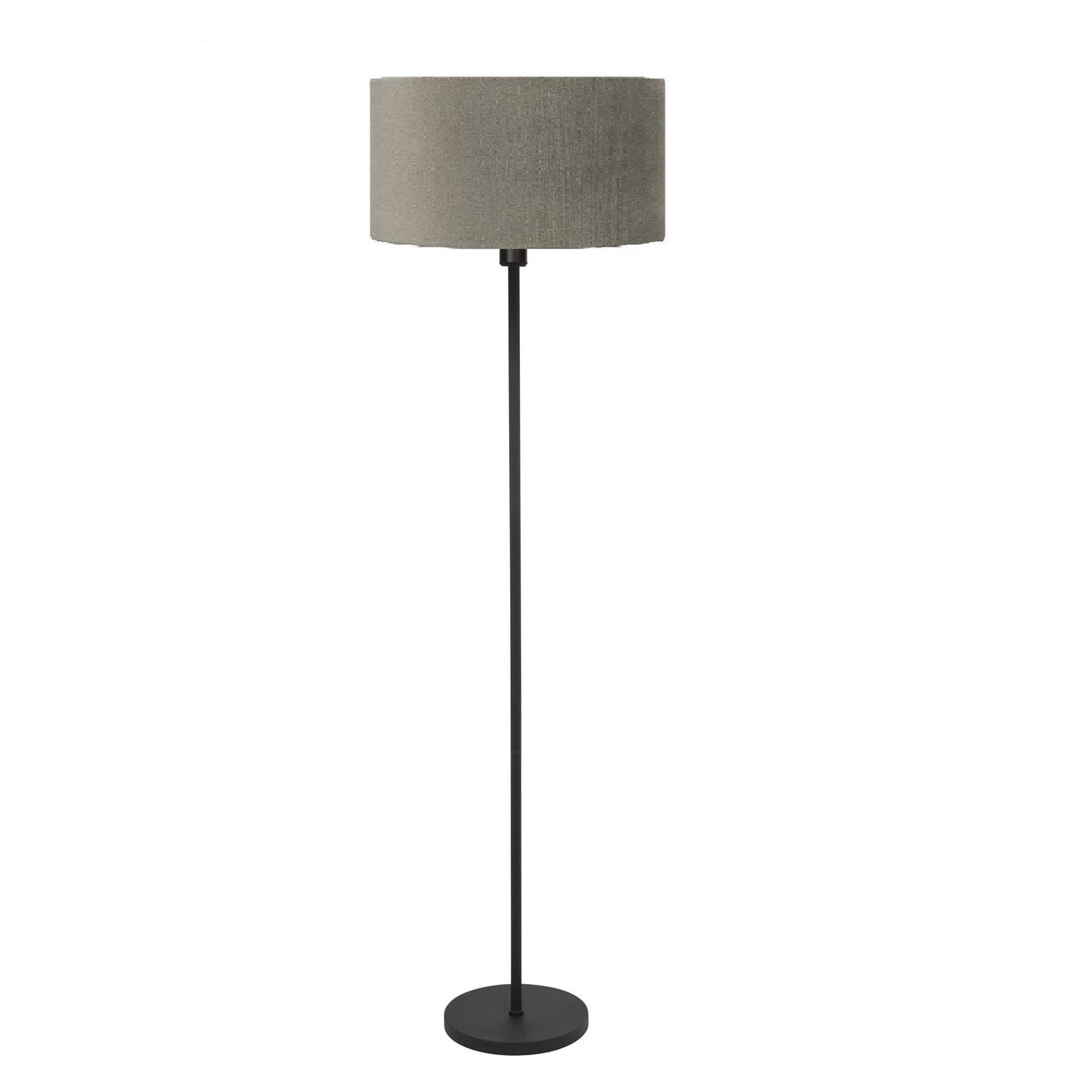 Staande lamp met zwarte metalen voet en rechtopstaande stang, voorzien van een ronde, grijze stoffen lampenkap – vooraanzicht tegen een witte achtergrond.
