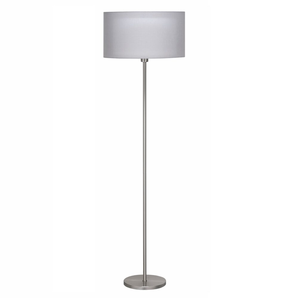 Staande lamp met moderne zilverkleurige voet en een ronde, lichtgrijze stoffen lampenkap – frontaal aanzicht.