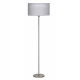 Staande lamp met moderne zilverkleurige voet en een ronde, lichtgrijze stoffen lampenkap – frontaal aanzicht.