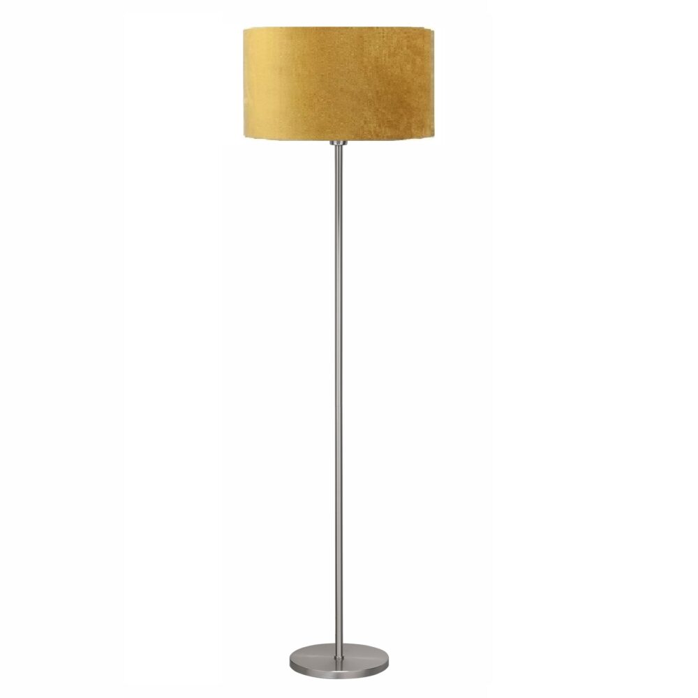 Staande lamp met moderne metalen voet en ronde okergele velours lampenkap, frontaal aanzicht tegen witte achtergrond.