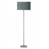 Staande lamp met metalen voet en staander, en een grijze cilindervormige stoffen lampenkap, frontaal aanzicht tegen een witte achtergrond.
