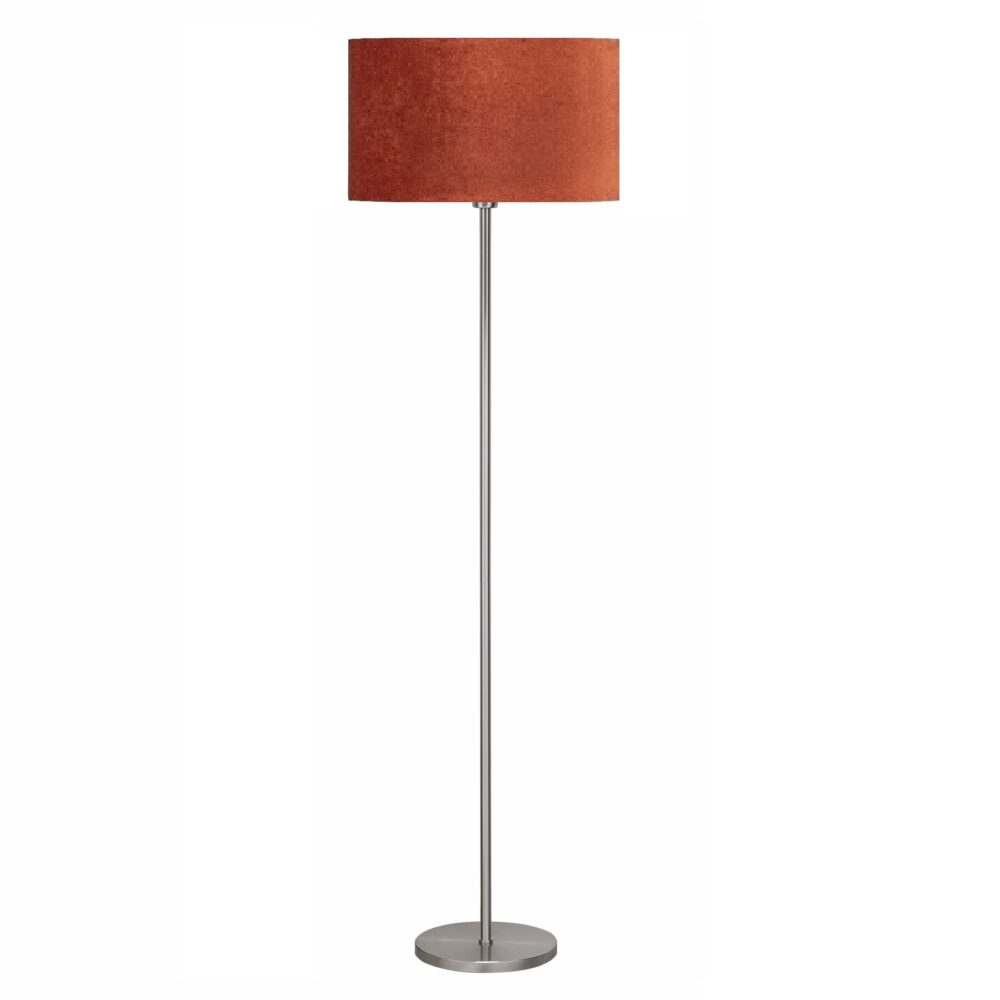 Staande lamp met slanke metalen voet in geborsteld staal en cilindervormige roestbruine stoffen lampenkap, vooraanzicht op witte achtergrond.