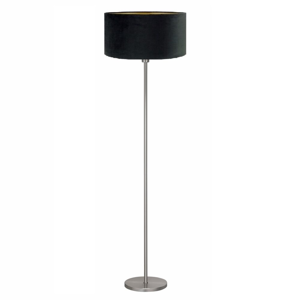 Staande lamp met zwarte ronde kap en slanke metalen voet, gefotografeerd vanaf de voorzijde tegen een witte achtergrond.