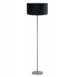 Staande lamp met zwarte ronde kap en slanke metalen voet, gefotografeerd vanaf de voorzijde tegen een witte achtergrond.