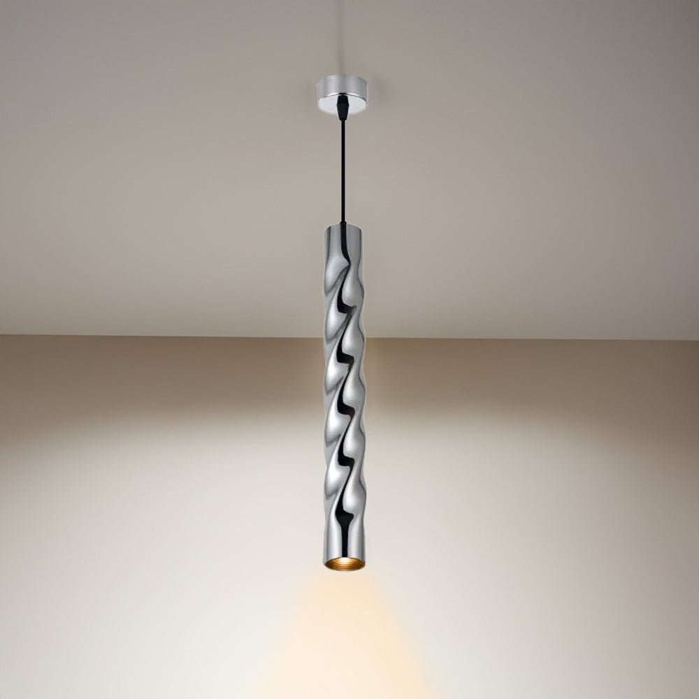 Hanglamp met modern spiraalvormig ontwerp in glanzend chroom, van onderaf gezien tegen een neutrale achtergrond, met lichtstraal naar beneden gericht.