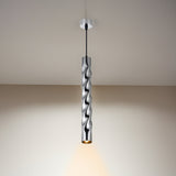 Hanglamp met modern spiraalvormig ontwerp in glanzend chroom, van onderaf gezien tegen een neutrale achtergrond, met lichtstraal naar beneden gericht.
