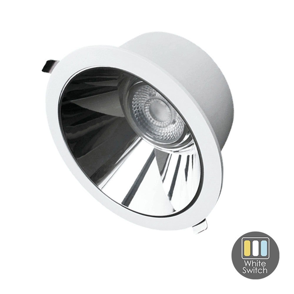 Inbouw LED downlight met witte rand en glanzende reflector, schuin vooraanzicht, inclusief White Switch functie voor instelbare kleurtemperaturen.