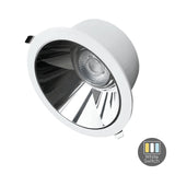 Inbouw LED downlight met witte rand en glanzende reflector, schuin vooraanzicht, inclusief White Switch functie voor instelbare kleurtemperaturen.