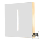 Moderne wandlamp met indirecte LED-verlichting in warm wit (3000 Kelvin), vierkante vorm met verticale lichtuitsparing, schuin zijaanzicht weergegeven.