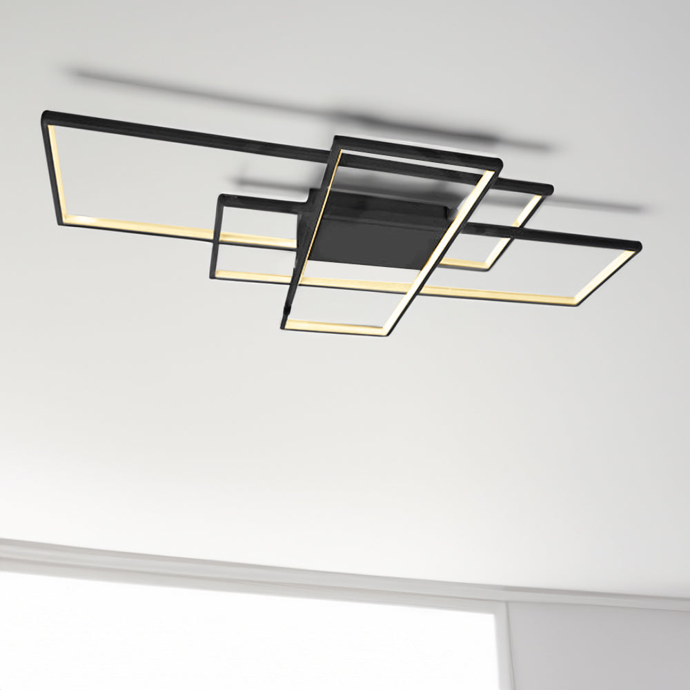 Moderne rechthoekige plafondlamp met geïntegreerde LED-verlichting in zwart metalen frame, gezien vanuit een lage hoek aanzicht tegen een witte plafondachtergrond.