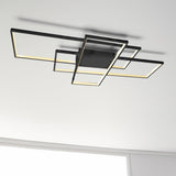 Moderne rechthoekige plafondlamp met geïntegreerde LED-verlichting in zwart metalen frame, gezien vanuit een lage hoek aanzicht tegen een witte plafondachtergrond.