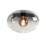 Ronde plafondlamp met rookglas en zichtbaar filament, moderne designlamp gezien vanaf de zijkant met frontaal aanzicht van de gloeilamp.