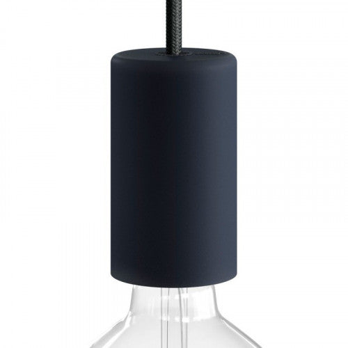 Close-up vooraanzicht van een minimalistische zwarte E27 porseleinen lampfitting met snoer, passend bij moderne interieurverlichting.